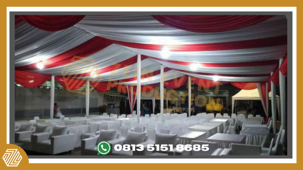 Tim Zein Event Production tengah menata area tenda untuk resepsi malam hari.