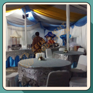 Dekorasi plafon tenda dengan kombinasi kain putih dan gold