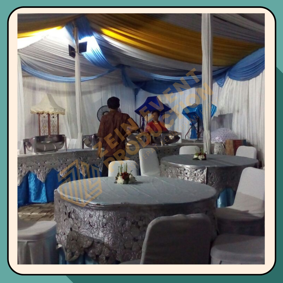 Dekorasi plafon tenda dengan kombinasi kain putih dan gold
