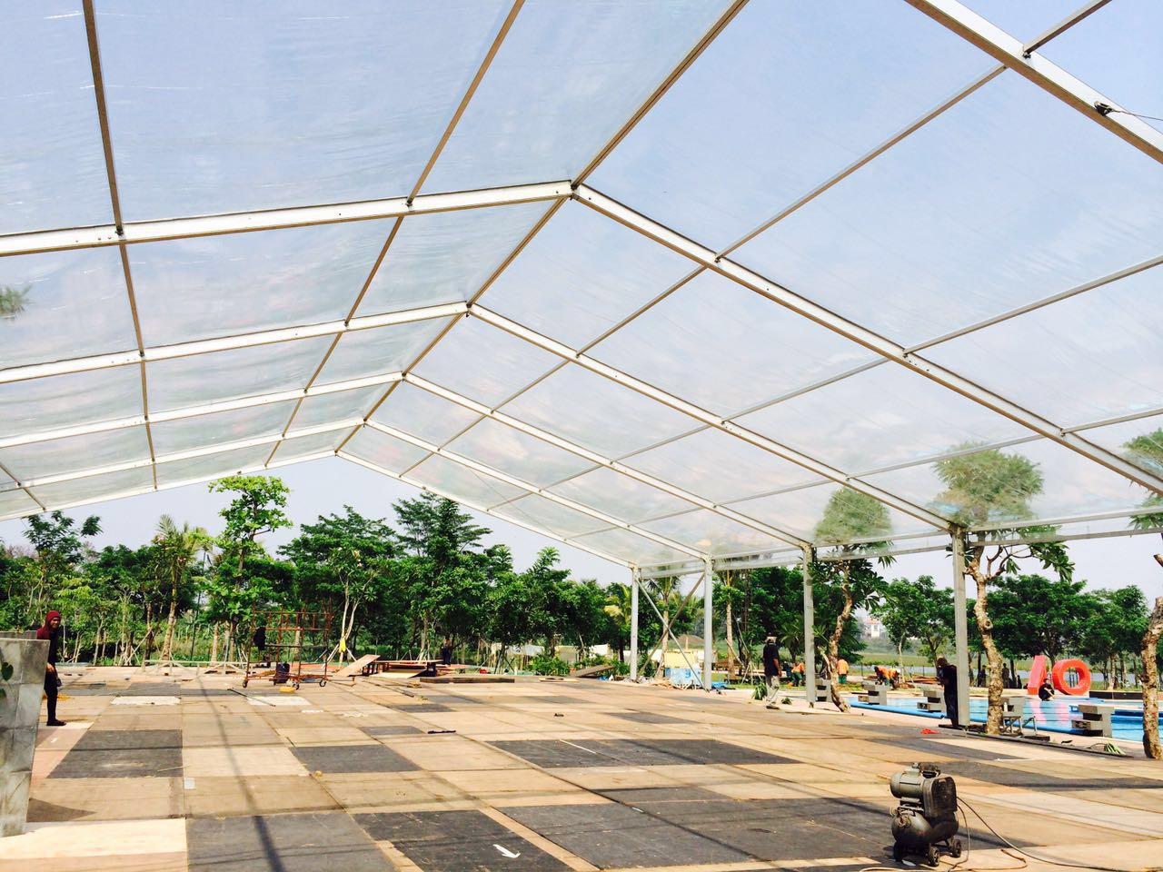 Pemasangan tenda double layer modern oleh Zein Event Production