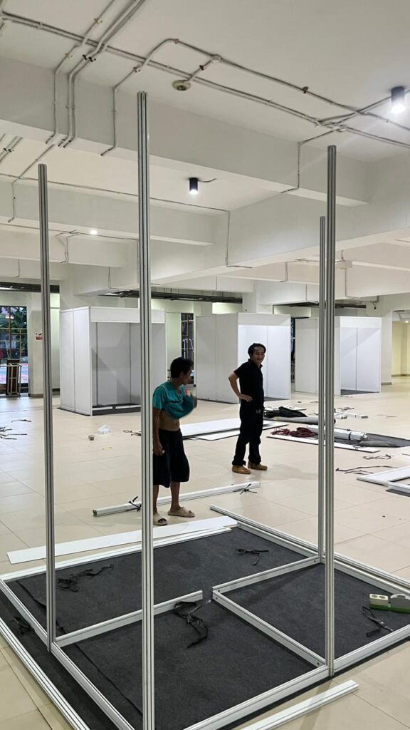 Pemasangan partisi booth pameran di Kampus Universitas Indonesia oleh Zein Event Production