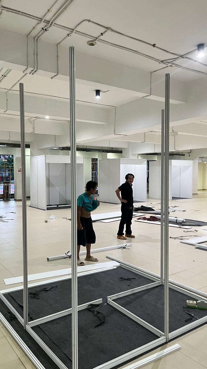 Pemasangan partisi booth pameran di Kampus Universitas Indonesia oleh Zein Event Production