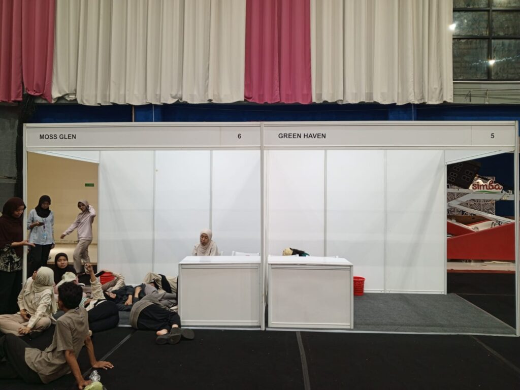 Jasa pemasangan partisi booth pameran oleh Zein Event Production.