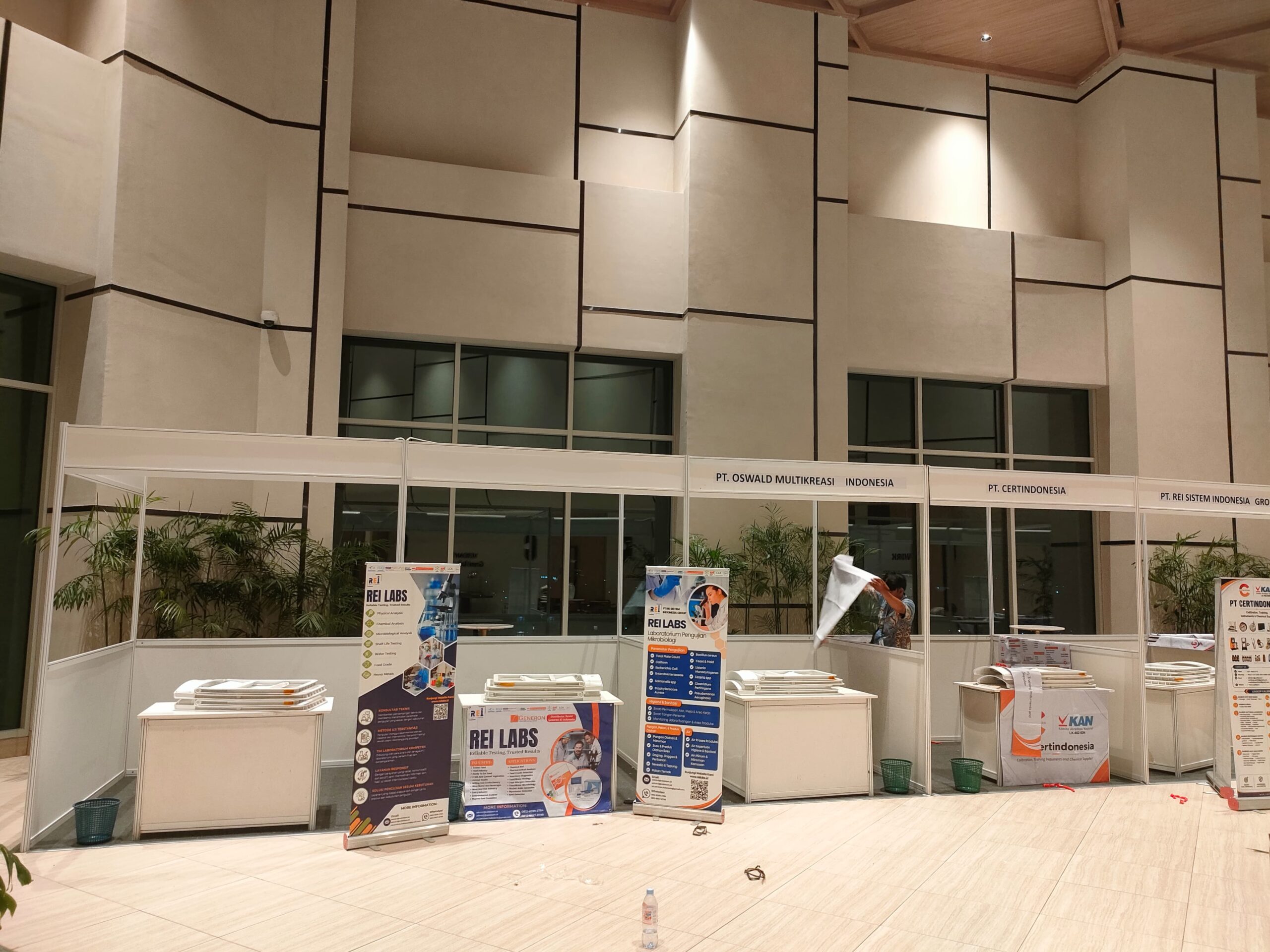Sewa Partisi R8 untuk Pameran
