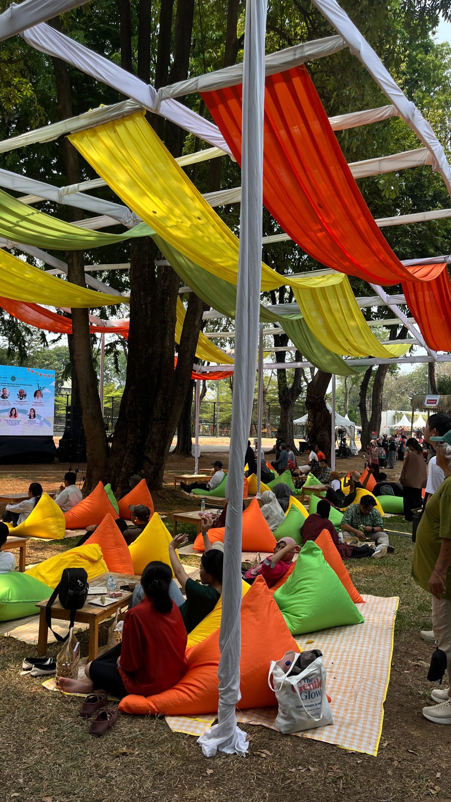 Dokumentasi pemasangan perlengkapan event oleh Zein Event Production
